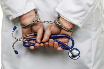 அறுவை சிகிச்சையின் போது மூதாட்டியை தலையில் தாக்கிய மருத்துவர்: நிர்வாகம் எடுத்துள்ள முடிவு