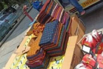 வாக்காளர்களுக்கு கொடுப்பதற்காக எடுத்து வரப்பட்ட சேலைகள் பறிமுதல்