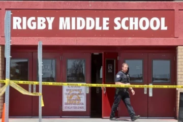 மாணவி நடத்திய திடீர் துப்பாக்கிச்சூடு!  2 மாணவிகள் உள்பட 3 பேருக்கு நேர்ந்த விபரீதம்