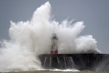 பிரித்தானியாவில் யூனிஸ் புயலால் 4 பேர் மரணம்