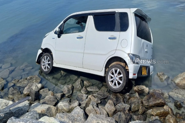 யாழ்ப்பாணம் சென்றுகொண்டிருந்த கார் கடலுக்குள் பாய்ந்தது | Car Heading To Jaffna Plunges Into The Sea