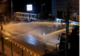 මිරිහානේ සිද්ධිය සම්බන්ධයෙන් මේ වන විට පැවැත්වෙන මාධ්යය සාකච්ඡාව - පොලිස් මාධ්යය ප්රකාශකවරයාගෙන් සිද්ධිය සම්බන්ධයෙන් කරුණු රැසක් එළියට - (VIDEO)