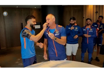 விராட் கோலியின் வெற்றி மாற்றத்திற்கு இவர்தான் காரணமாம்... - பிறந்த நாளில் ஸ்பெஷலா கேக் ஊட்டிய கோலி...! யார் அவர்?