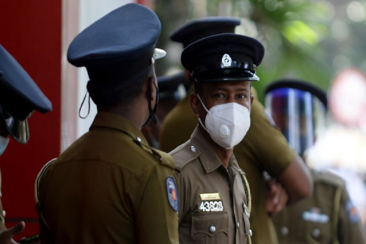வீடு தேடி சென்ற பொலிஸாருக்கு அரிவாளால் வெட்டுவதாக மனைவி மரண அச்சுறுத்தல்! | Wife Issues Death Threat To Police