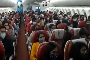 உக்ரைனில் சிக்கி தவித்த 219 இந்தியர்கள் இந்தியா வந்தனர் - கண்ணீர்மல்க வரவேற்ற குடும்பத்தினர்