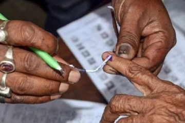 வாக்குச்சாவடி மையத்தில் மயங்கி விழுந்து இருவர் மரணம்: தமிழகத்தில் சோகம்