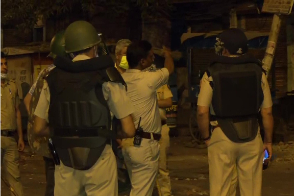 கலவரமான தலைநகர் , டெல்லி அனுமன் ஜெயந்தி கலவரம் .. தாக்கப்பட்ட  காவலர்கள் நடந்தது என்ன? - தமிழ்நாடு