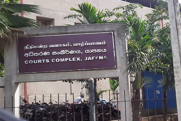 யாழ்ப்பாணம் நகர் பகுதியில் கைது செய்யப்பட்ட இளைஞர்கள் | Youths Arrested In Jaffna City யாழ்ப்பாணம் நகர் பகுதியில் கைது செய்யப்பட்ட இளைஞர்கள் | Youths Arrested In Jaffna City