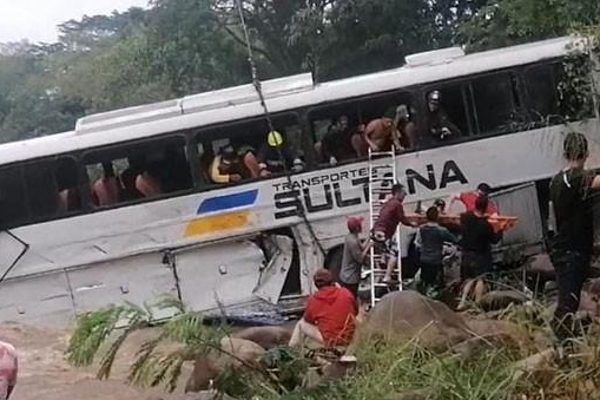 ஹோண்டுராசில் பேருந்துகள் நேருக்கு மோதி 17 பேர் பலி | 17 Killed In Bus Crash On Collision In Honduras