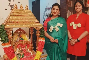 தோலுக்கு மேல் வளர்ந்த மகளோடு கழுத்தில் பண மாலையையுடன் இருக்கும் வனிதா! இணையத்தில் தீயாய் பரவும் புகைப்படங்கள்