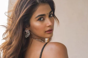 நீச்சல் உடையில் அப்படியொரு போஸ் கொடுத்த பூஜா ஹெக்டே.. ஷாக்கில் ரசிகர்கள்!!