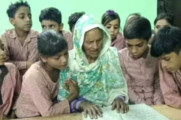 பணம் கூட எண்ணத் தெரியாது; 92 வயதில் பள்ளிக்கு செல்லும் பாட்டி.! வைரலாகும் வீடியோ