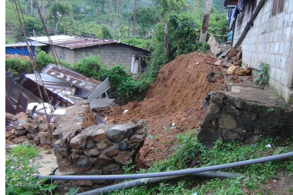 பாரிய மண்திட்டு சரிந்தத்தில் 3 பேருக்கு நேர்ந்த கதி | Massive Landslide House Maskelia Killed 3 People