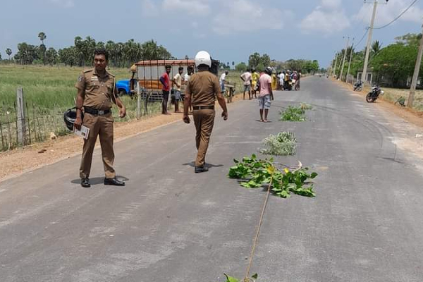 யாழில் சற்று முன்னர் இடம்பெற்ற கோர விபத்து.- குடும்பஸ்தர் ஒருவர் உயிரிழப்பு (படங்கள்) - ஐபிசி தமிழ்