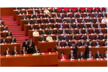 அத்தனை பேர் மத்தியில் வெளியேற்றப்பட்ட சீன முன்னாள் அதிபர் - கூனிகுறுகிய ஹூ ஜின்டாவோ... - அதிர்ச்சி வீடியோ..!