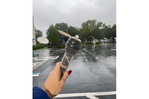 ஆணுறையை வைத்து மைக்கை பாதுகாத்த செய்தியாளர் - எப்படிமா இப்படிலாம்! | Reporter Uses Condom To Protect Mic