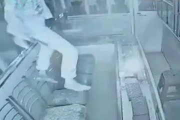 සිවිලිමෙන් හොරකමේ ආ අමුතු හොරා - සිසිටිවී දර්ශන සහිතයි..(CCTV VIDEO)