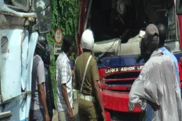 அம்பாறையில் கோர விபத்து... 25 மாணவர்கள் உட்பட 33 பேர் வைத்தியசாலையில்!