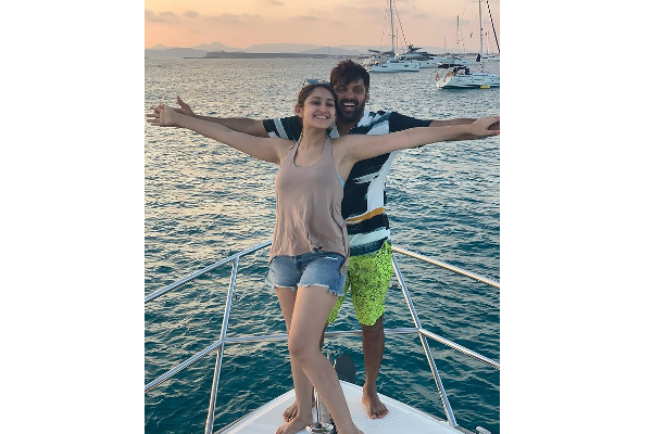 நடுக்கடலில் நின்று போஸ் கொடுத்த ஆர்யா - சயீஷா.. ரொமான்ஸ் அள்ளுது | Arya Sayyesha Latest Click Was Romantic