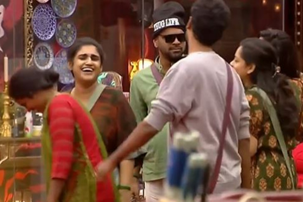 வனிதாவுக்கு சற்றுமுன்னர் பிக் பாஸ் கொடுத்த அதிரடி அறிவிப்பு.... சலுகைகள் ரத்து! உடனே அறையில் இருந்து வெளியேறினார் | Bigg Boss Ultimate Season 1