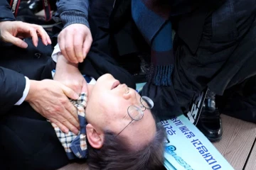 கூரிய ஆயுதத்தால் தாக்கப்பட்ட தென்கொரிய எதிர்க்கட்சி தலைவர்