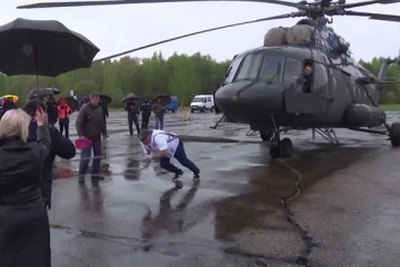 ஒரே சமயத்தில் மூன்று ஹெலிகாப்டர்களை இழுத்த ரஷ்ய ஹல்க்!