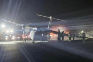 தீப்பொறி பறக்க ஓடுபாதையில் சறுக்கியபடி தரையிறங்கிய ஏர் கனடா விமானம்!