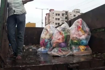 குப்பை லாரியில் கொண்டு செல்லப்பட்ட விநாயகர் சிலைகள் - நகராட்சி ஊழியர்களுக்கு கண்டனம்