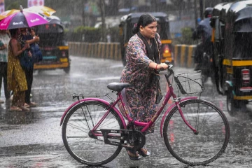 අධික වර්ෂාවෙන් මුම්බායි නගරය ජලයෙන් යටවෙයි – මාර්ග සහ දුම්රිය සේවා වලට සිදුවූ බලපෑම්