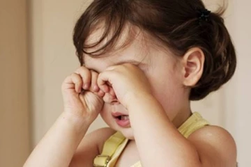 குழந்தையின் கண்ணில் பீய்ச்சியடித்த சானிட்டைசரால் கருவிழிப்படலம் பாதிப்பு! பெற்றோர்கள் உஷார்!!