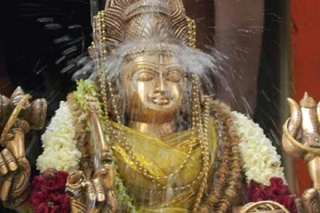 வீட்டில் இருக்கும் சுவாமி சிலைகளுக்கு கண்டிப்பாக இதை செய்யுங்கள்