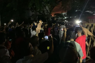 விண்ணைப் பிளக்கும் சத்தத்துடன் அலரிமாளிகை முற்றுகை - காணொளி