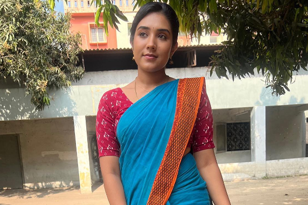 செந்தூரப்பூவே சீரியல் நடிகையா இது.. ட்ரெண்டி உடையில் வீடியோ பார்த்து ரசிகர்கள் ஷாக் | Vijay Tv Senthoorapoove Sreenithi Trendy Outfit