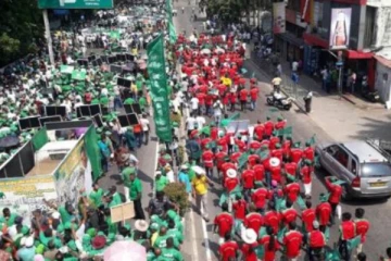 පක්ෂ රැසක මැයි දින පෙළපාලි ඇරඹේ..(VIDEO)