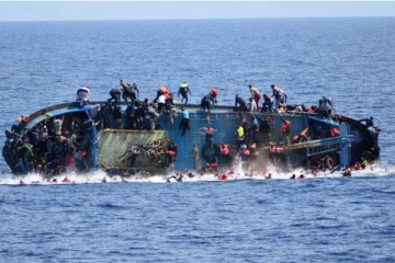 විශාල පිරිසක් සමඟ යාත්‍රාවක් මුහුදුබත් වෙයි..පිරිස මුදා ගැනීමට දැවැන්ත මෙහෙයුමක්.