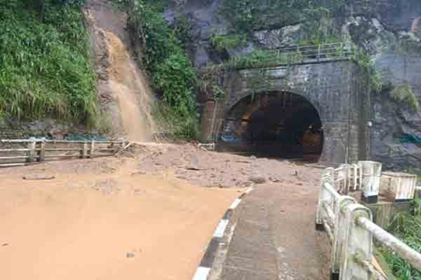 ரம்பொட சுரங்கப்பாதைக்கு அருகில் நிலச்சரிவு; முற்றிலுமாக மூடப்பட்ட வீதி | Landslide Near The Ramboda Tunnel ரம்பொட சுரங்கப்பாதைக்கு அருகில் நிலச்சரிவு; முற்றிலுமாக மூடப்பட்ட வீதி | Landslide Near The Ramboda Tunnel