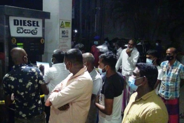 24 மணிநேரம் வரிசையில் நின்று எரிபொருள் பெற்ற மக்கள்