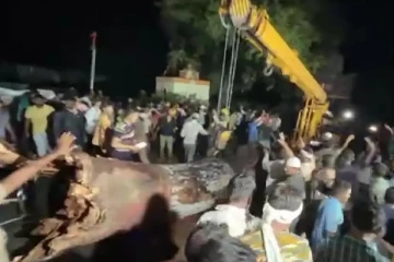 கோவில் கொட்டகை மீது பழமையான மரம் முறிந்து விழுந்து விபத்து - 7 பேர் உயிரிழப்பு