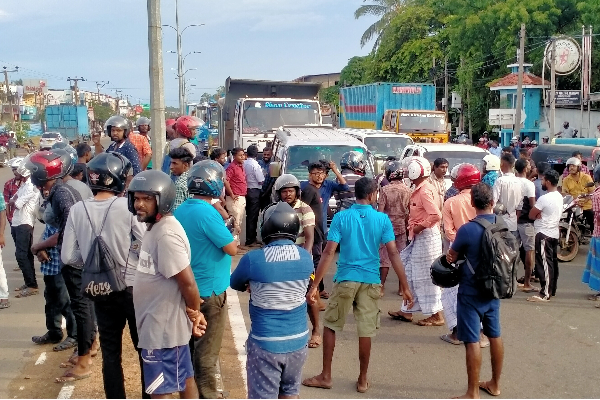 எரிபொருளுக்காக வீதிக்கிறங்கி போராடும் மக்கள் (Photos) | People Fighting On The Streets For Fuel