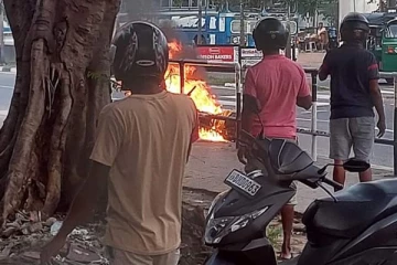 வவுனியாவில் திடீரென தீப்பற்றி எரிந்த மோட்டார் சைக்கிள்(Photos)