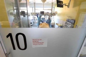 பெருகும் இறப்பு எண்ணிக்கை... மருத்துவமனை நடைபாதையில் சடலங்கள் குவிப்பு