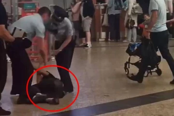 விமான நிலயத்தில் மிகவும் மோசமாக நடந்து கொண்ட பெண்