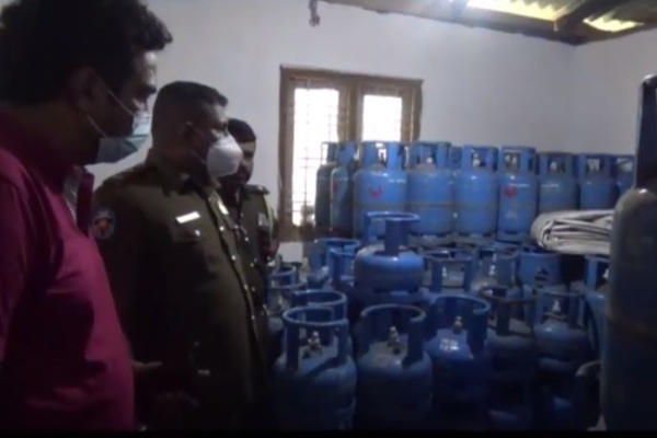 சமையல் எரிவாயு கொள்கலன்களை மறைத்து வைத்திருந்த நபர் (Photos) | The Person Who Hid The Cooking Gas Cylinders