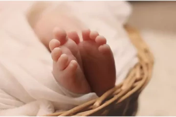 இறந்து பிறந்த குழந்தை மயானத்தில் கண்விழித்து அழுததால் பரபரப்பு