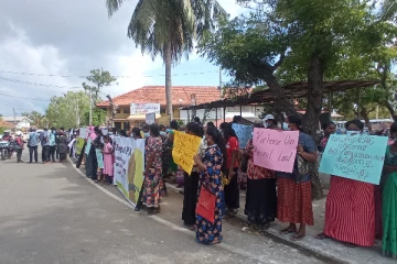 “மக்களிடம் கொள்ளையடித்த பணத்தை மக்களிடமே கொடு” கோட்டாபயவுக்கெதிரான கோசங்களுடன் நூற்றுக்கணக்கானோர்!