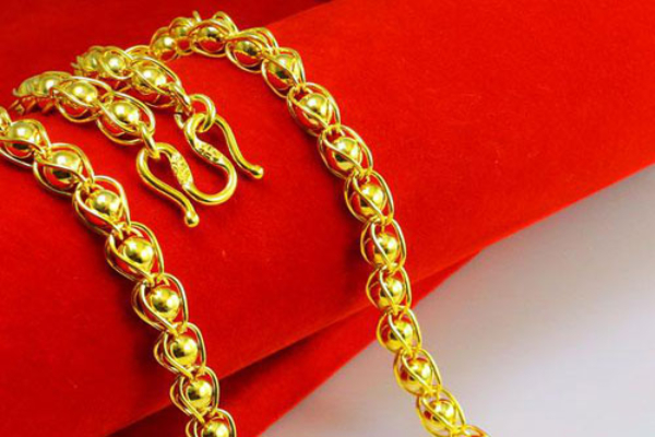 பட்டப்பகலில் வீடு புகுந்து கத்திமுனையில் தங்க நகை கொள்ளை :தமிழர் பகுதியில் சம்பவம் | Gold Jewellery Stolen At Knifepoint