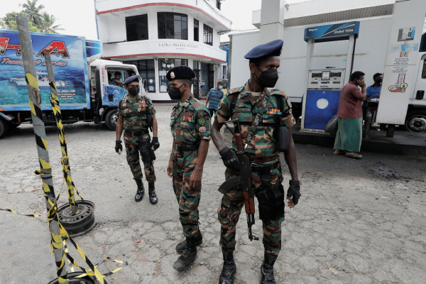 எரிபொருள் நிரப்பு நிலையம் மீது தாக்குதல்: காவல்துறை உத்தியோகத்தர் காயம்! 13 பேர் கைது - ஐபிசி தமிழ்