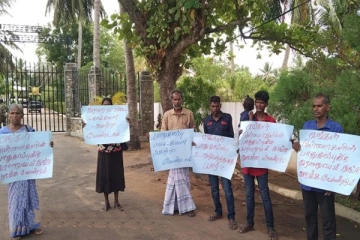 கிளிநொச்சியில் இராணுவ முகாமை அகற்ற மக்கள் மறுப்பு