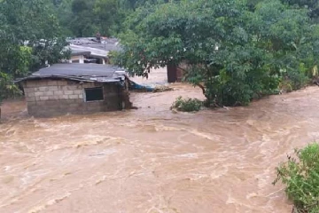 மலையகத்தில் மண்சரிவு அபாயம்: 25 குடும்பங்கள் பாதிப்பு(Photo)