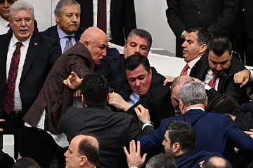 துருக்கி அரசியல் அதிர்ச்சி ; கைகலப்பாக மாறிய வாக்குவாதம்